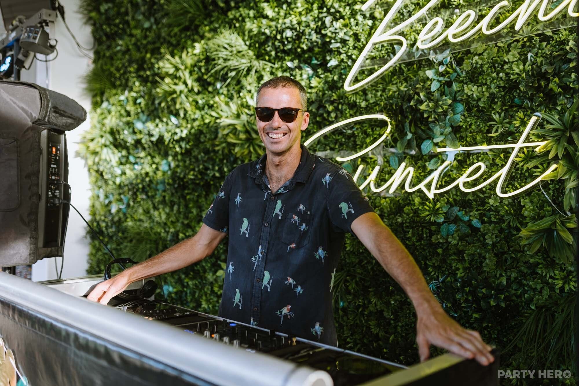 Hellyeah Entertainment - DJ hire in the Byron Bay area