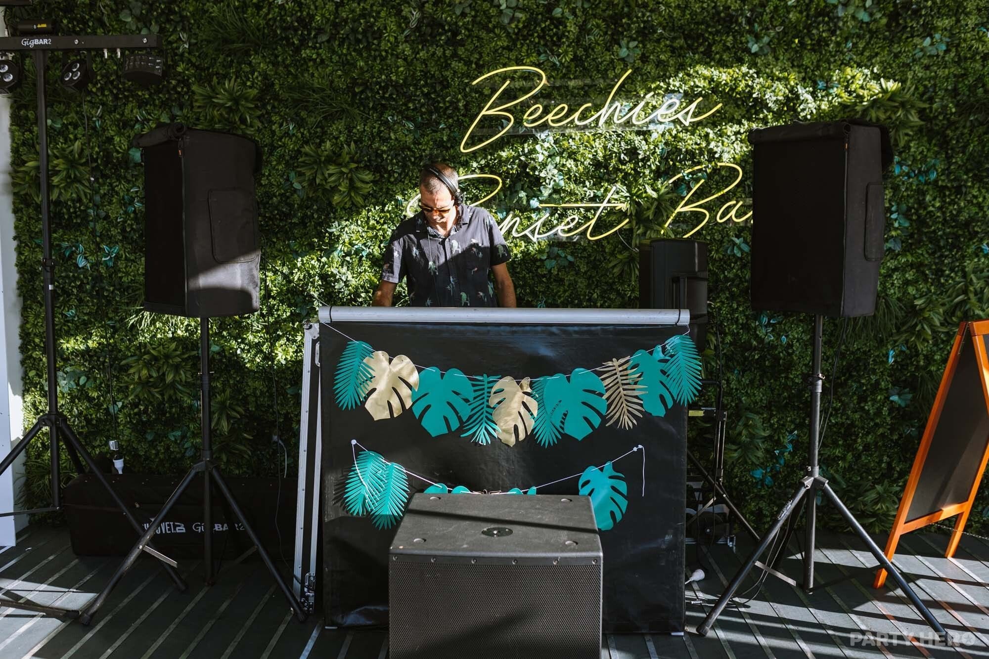 Hellyeah Entertainment - DJ hire in the Byron Bay area