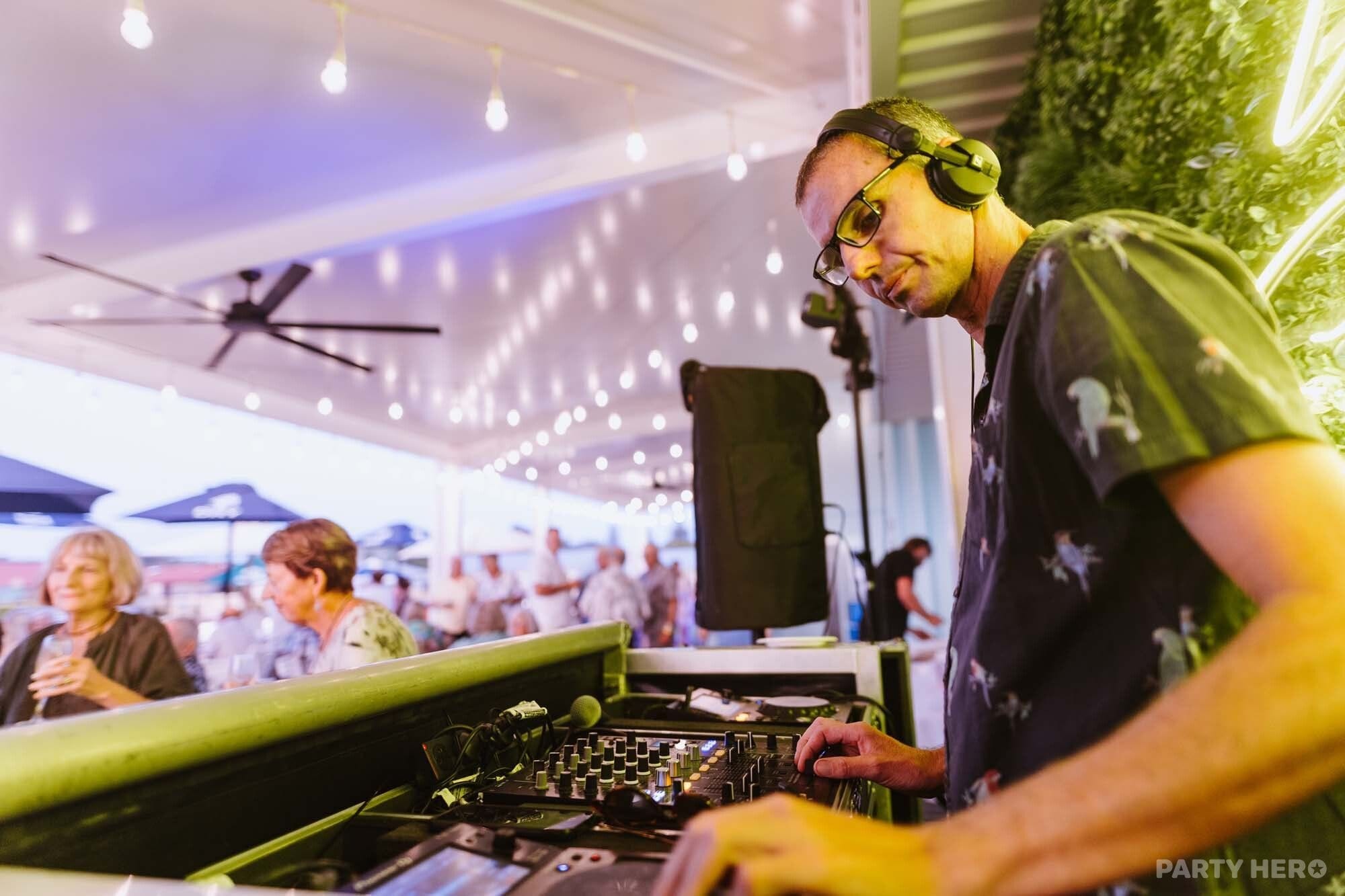Hellyeah Entertainment - DJ hire in the Byron Bay area